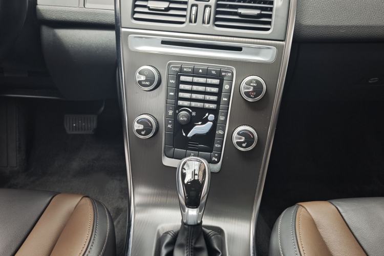 Used Volvo XC60 2016 T5 Smart Version Audio And AC Panel