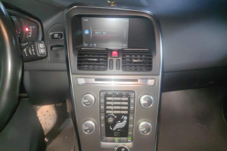 Used Volvo XC60 2016 T5 Smart Version Audio And AC Panel