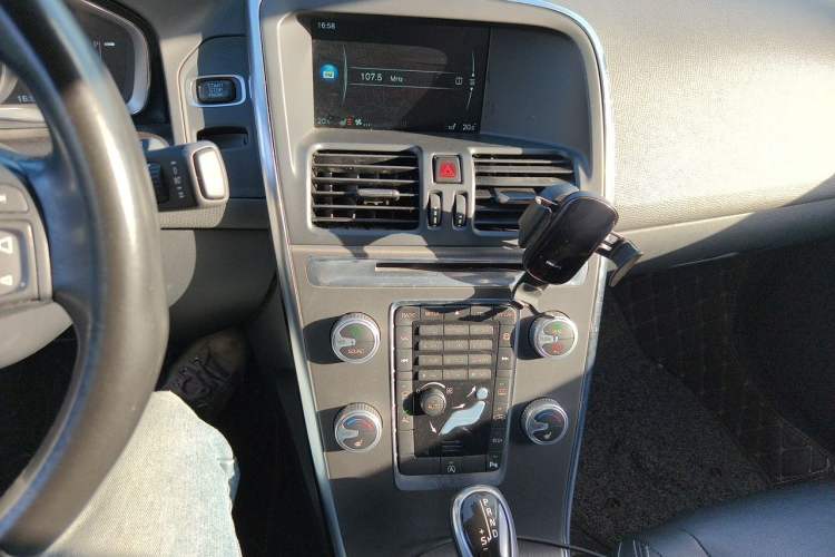 Used Volvo XC60 2016 T5 Smart Version Audio And AC Panel