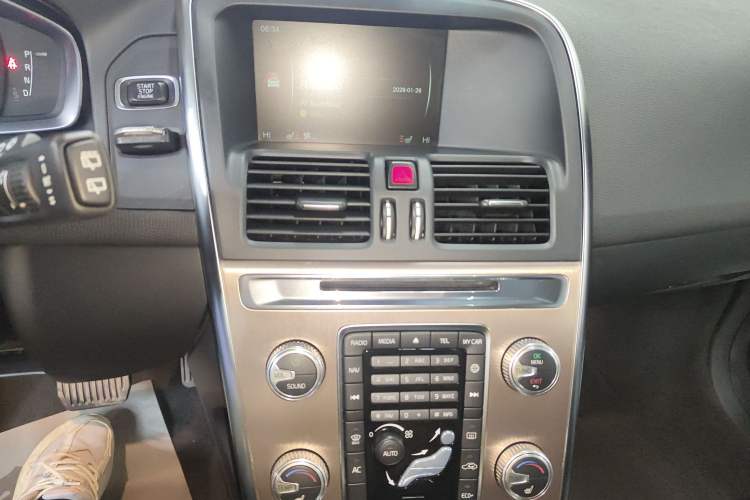 Used Volvo XC60 2016 T5 Smart Upgrade Model Audio And AC Panel