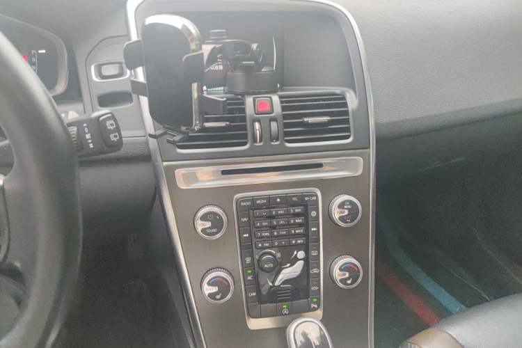 Used Volvo XC60 2016 T5 Smart Version Audio And AC Panel