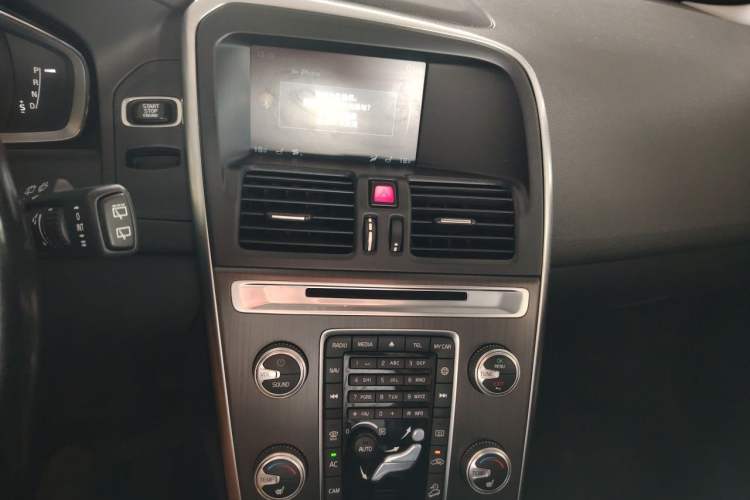 Used Volvo XC60 2016 T5 AWD Smart Drive Edition Audio And AC Panel