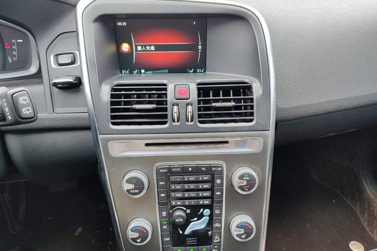 Used Volvo XC60 2016 T5 AWD Smart Drive Edition Audio And AC Panel
