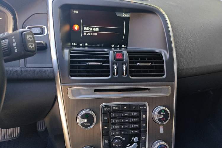 Used Volvo XC60 2016 T5 AWD Smart Drive Edition Audio And AC Panel