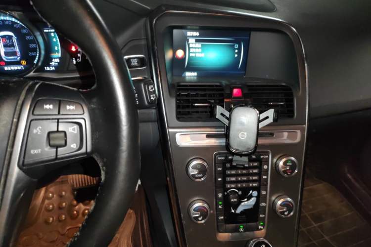 Used Volvo XC60 2016 T5 Smart Version Audio And AC Panel