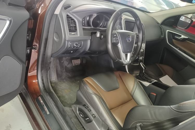 Used Volvo XC60 2016 T5 Smart Version Center Console
