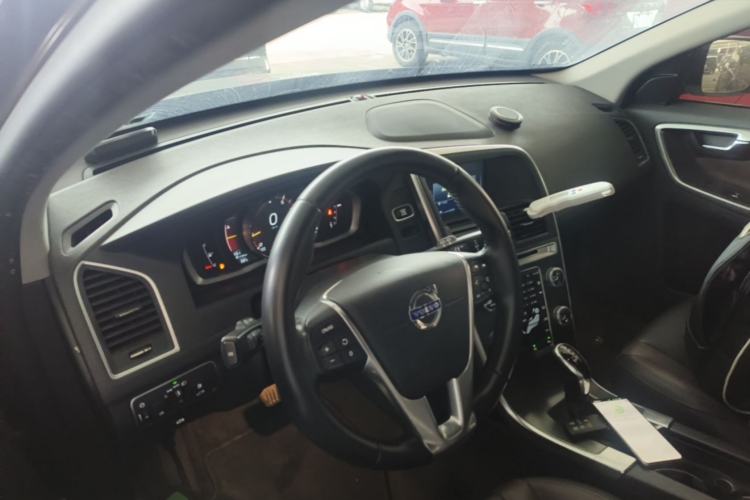 Used Volvo XC60 2016 T5 Smart Version Center Console