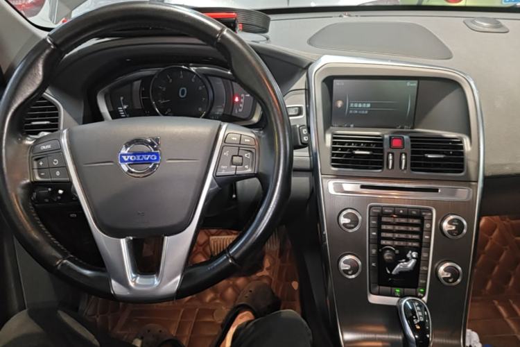 Used Volvo XC60 2016 T5 Smart Version Center Console