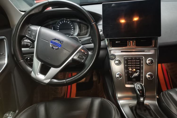 Used Volvo XC60 2016 T5 Smart Version Center Console
