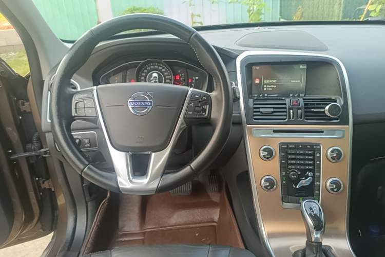 Used Volvo XC60 2016 T5 Smart Upgrade Model Center Console