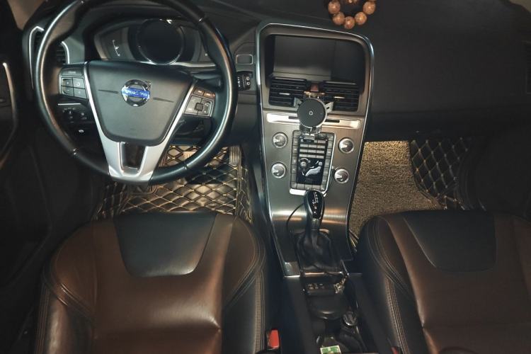 Used Volvo XC60 2016 T5 Smart Version Center Console