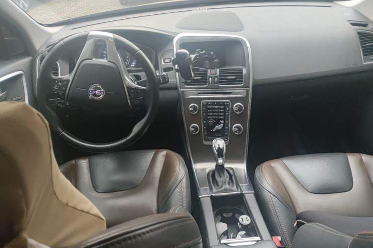 Used Volvo XC60 2016 T5 Smart Version Center Console