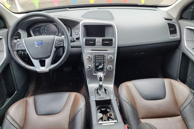 Used Volvo XC60 2016 T5 AWD Smart Drive Edition Center Console