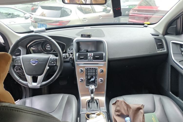 Used Volvo XC60 2016 T5 Smart Version Center Console