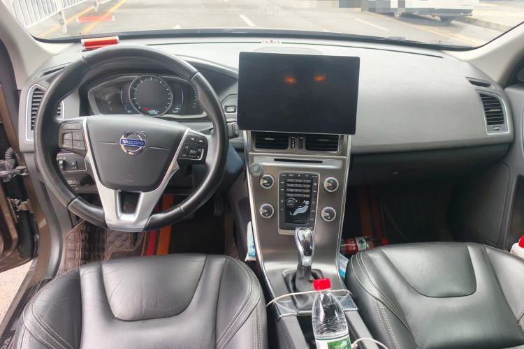 Used Volvo XC60 2016 T5 Smart Version Center Console