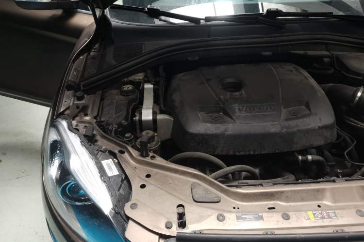 Used Volvo XC60 2016 T5 Smart Version Engine Bay Right