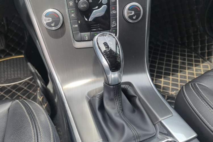 Used Volvo XC60 2016 T5 AWD Zhiyuan Edition Gear Lever