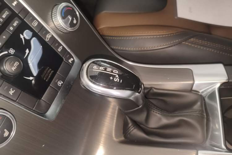 Used Volvo XC60 2016 T5 Smart Version Gear Lever