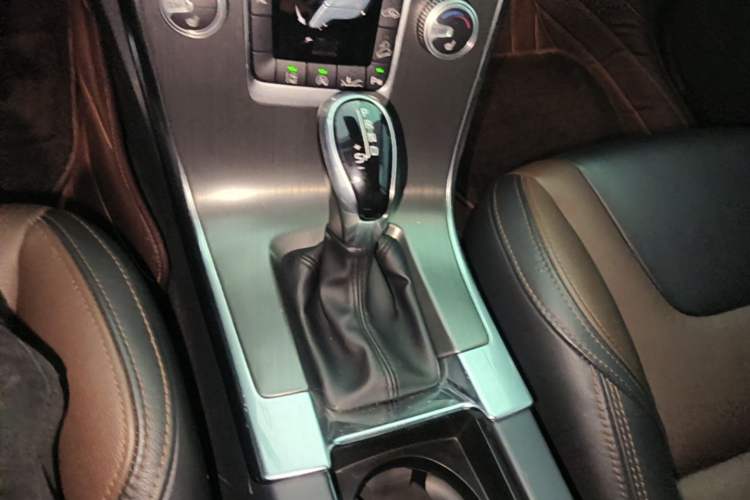 Used Volvo XC60 2016 T5 AWD Zhiyuan Edition Gear Lever