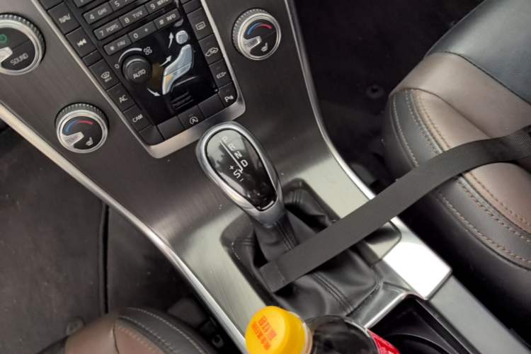 Used Volvo XC60 2016 T5 Smart Version Gear Lever