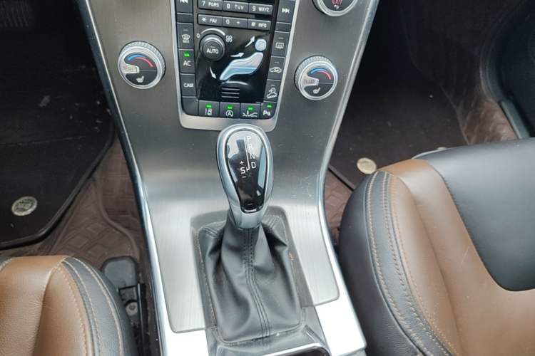 Used Volvo XC60 2016 T5 AWD Smart Drive Edition Gear Lever