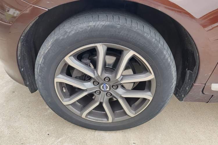 Used Volvo XC60 2016 T5 AWD Smart Drive Edition Left Front Wheel Hub