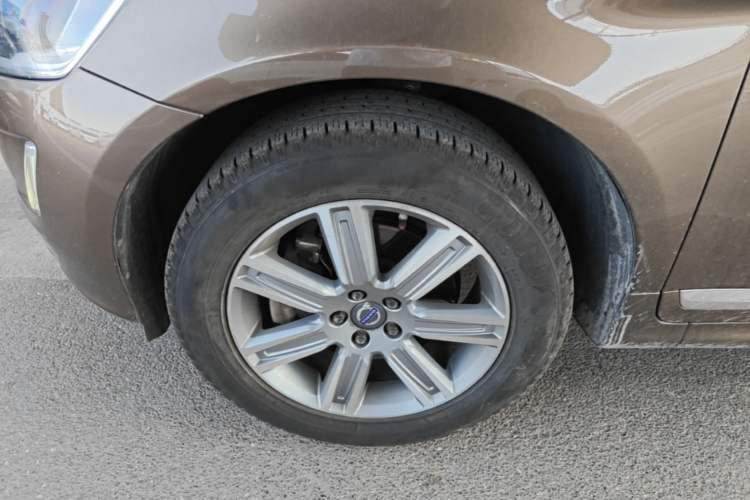 Used Volvo XC60 2016 T5 AWD Zhiyuan Edition Left Front Wheel Hub