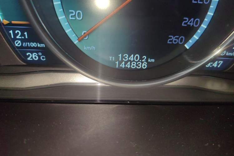 Used Volvo XC60 2016 T5 Smart Version Odometer Close Up