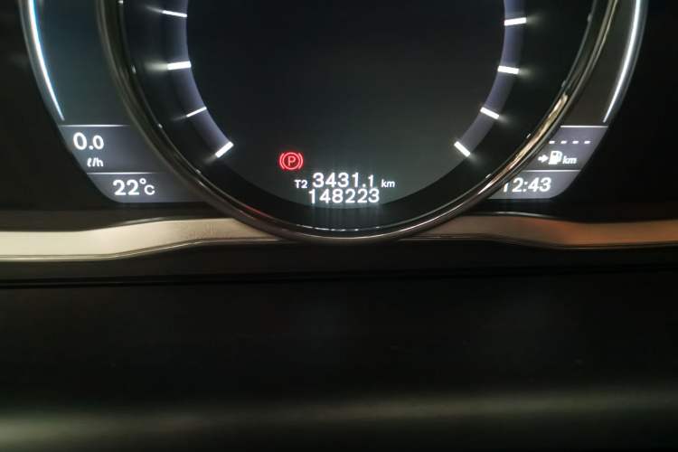 Used Volvo XC60 2016 T5 Smart Version Odometer Close Up