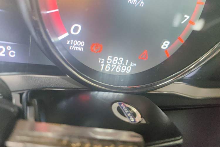Used Volvo XC60 2016 T5 Smart Version Odometer Close Up