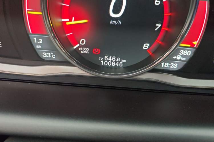 Used Volvo XC60 2016 T5 Smart Version Odometer Close Up