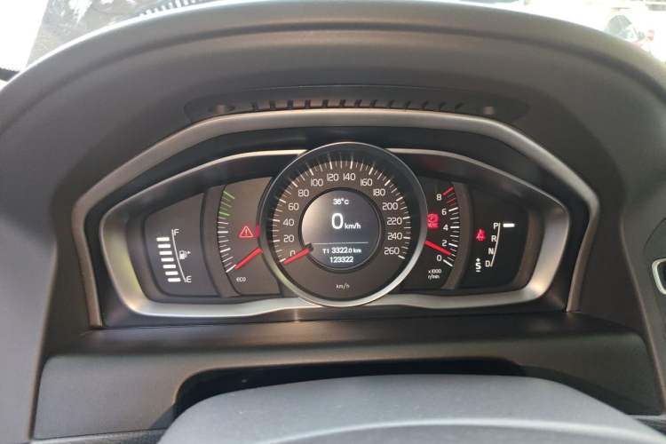 Used Volvo XC60 2016 T5 Smart Version Odometer Close Up