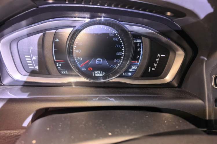 Used Volvo XC60 2016 T5 AWD Zhiyuan Edition Odometer Close Up