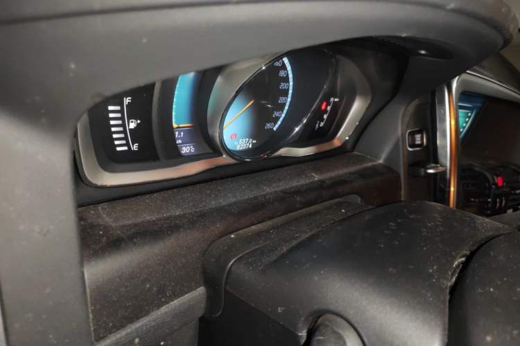 Used Volvo XC60 2016 T5 Smart Version Odometer Close Up