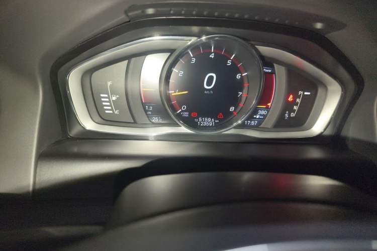 Used Volvo XC60 2016 T5 Smart Version Odometer Close Up