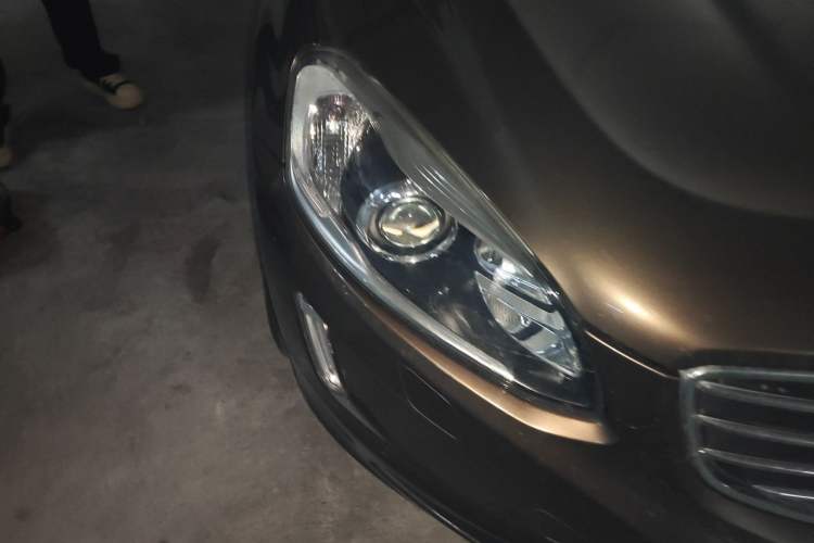 Used Volvo XC60 2016 T5 Smart Version Right Front Headlight
