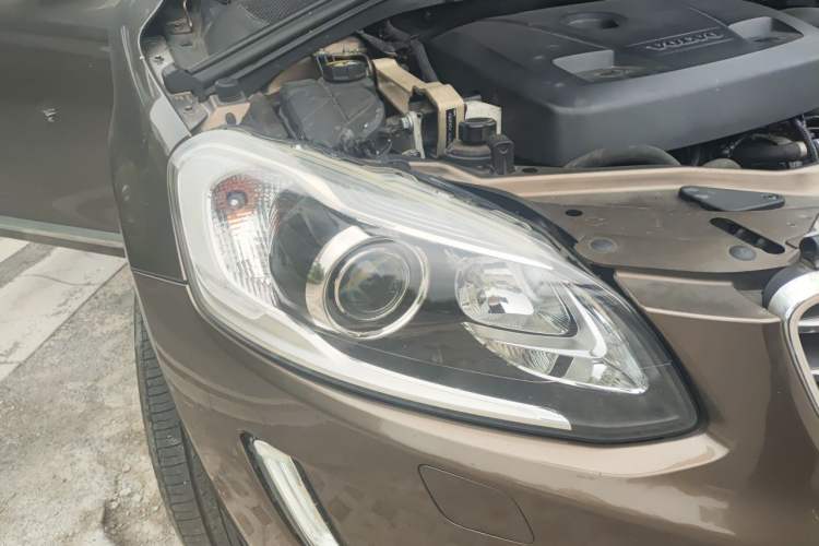 Used Volvo XC60 2016 T5 Smart Version Right Front Headlight