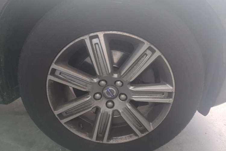 Used Volvo XC60 2016 T5 Smart Version Right Front Wheel Hub