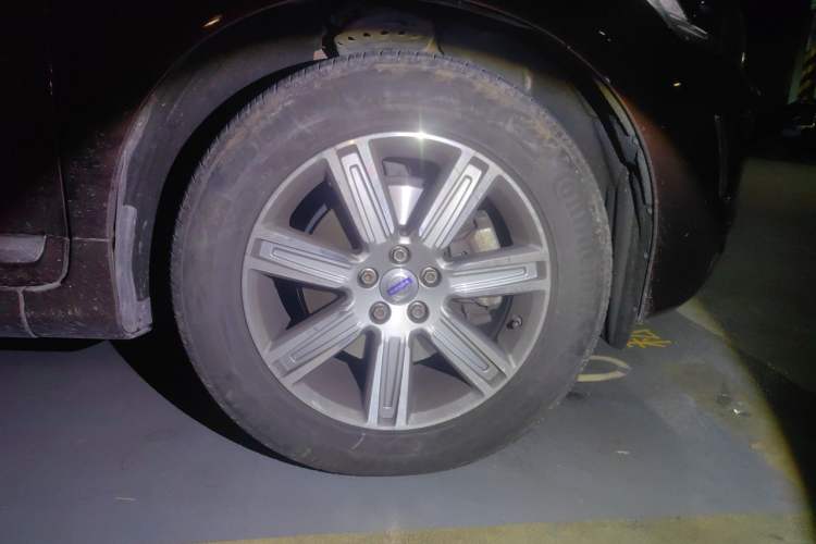 Used Volvo XC60 2016 T5 Smart Version Right Front Wheel Hub