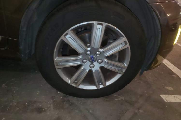 Used Volvo XC60 2016 T5 Smart Version Right Front Wheel Hub
