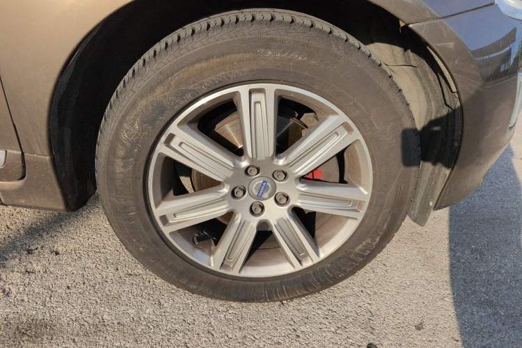 Used Volvo XC60 2016 T5 Smart Version Right Front Wheel Hub