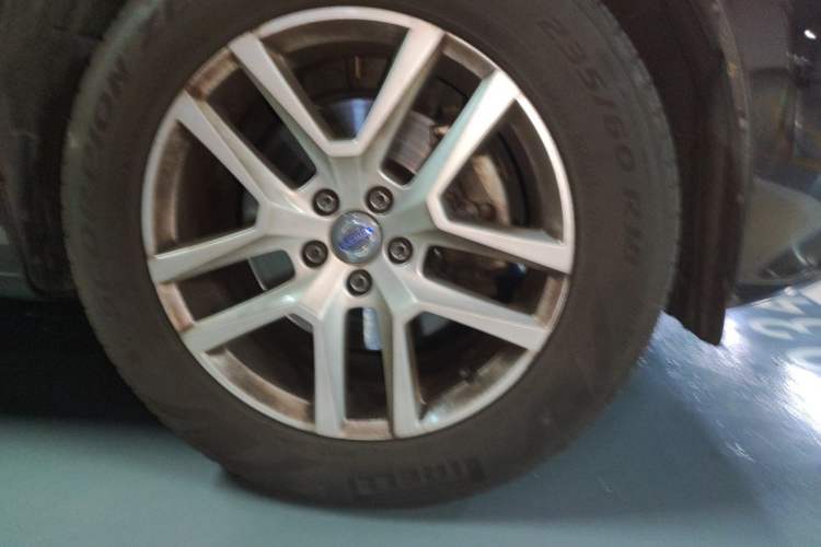 Used Volvo XC60 2016 T5 Smart Upgrade Model Right Front Wheel Hub
