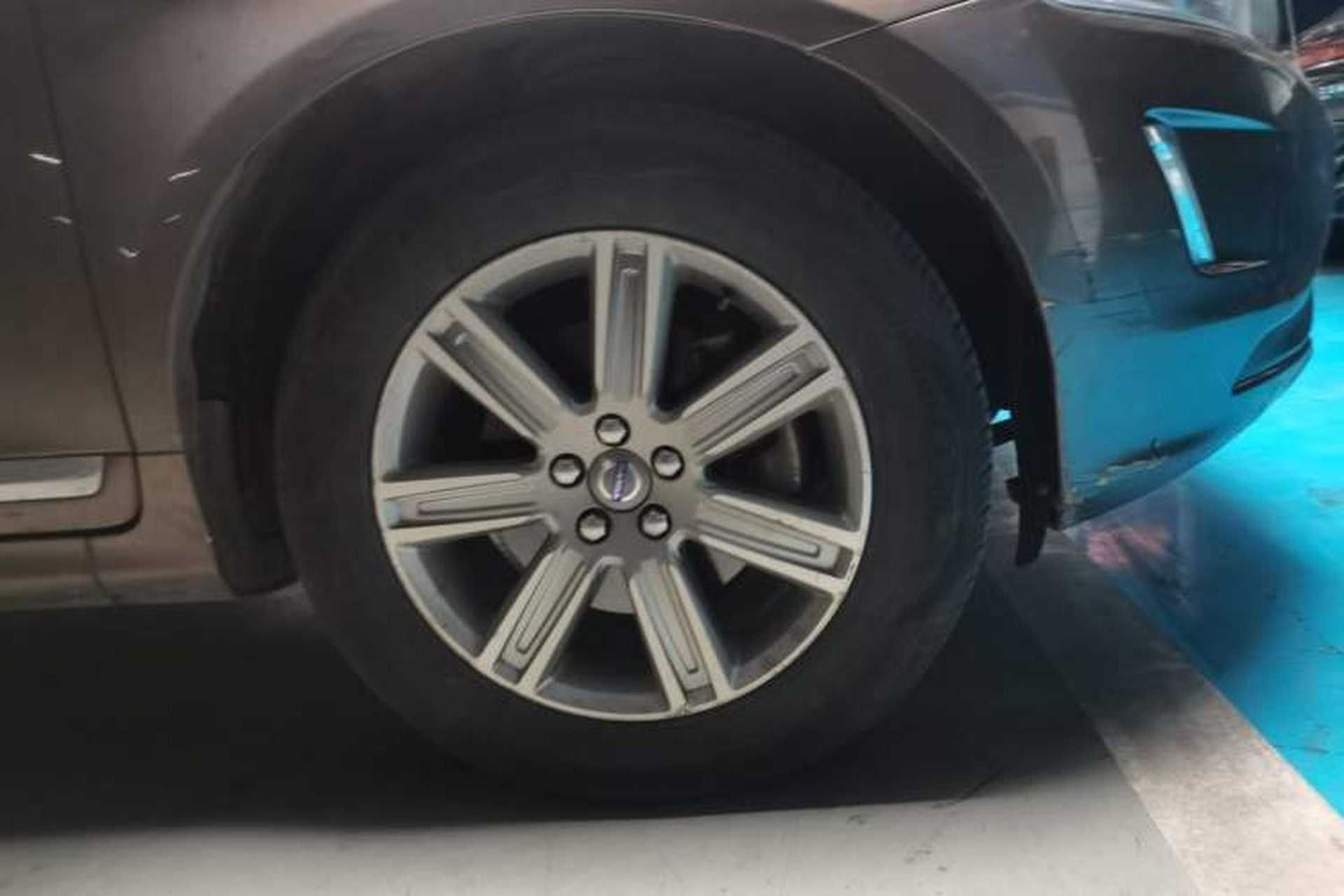 Used Volvo XC60 2016 T5 Smart Version Right Front Wheel Hub
