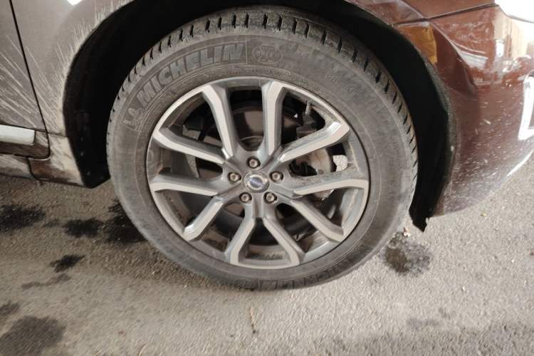 Used Volvo XC60 2016 T5 AWD Smart Drive Edition Right Front Wheel Hub