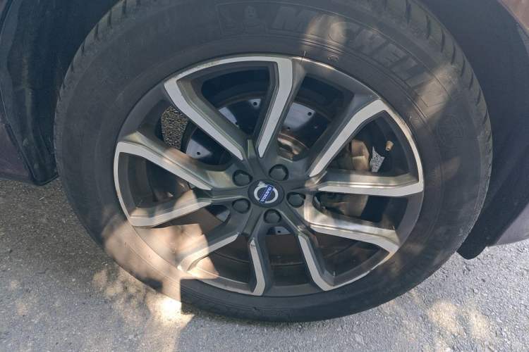 Used Volvo XC60 2016 T5 AWD Smart Drive Edition Right Front Wheel Hub