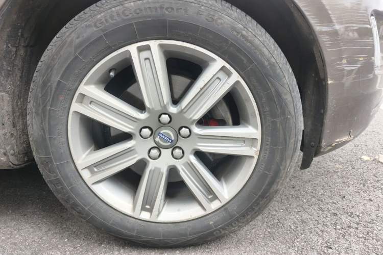 Used Volvo XC60 2016 T5 Smart Version Right Front Wheel Hub