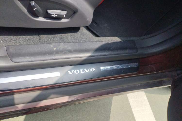 Used Volvo XC60 2016 T5 Smart Version Right Side Sill
