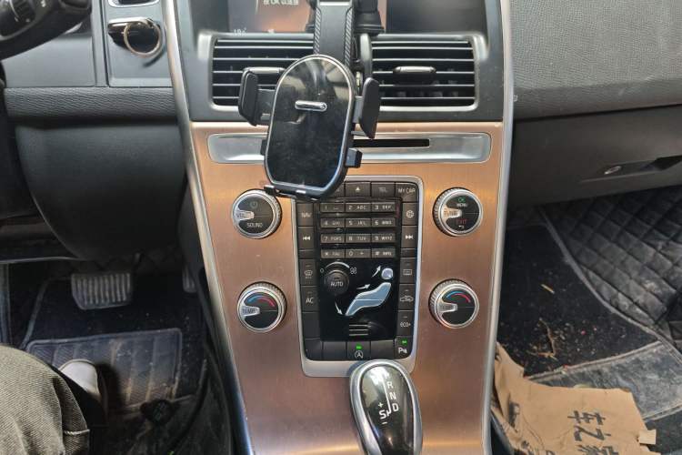 Used Volvo XC60 2016 T5 Smart Drive Edition Audio And AC Panel