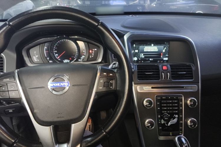 Used Volvo XC60 2016 T5 Smart Version Center Console