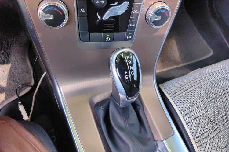 Used Volvo XC60 2016 T5 Smart Drive Edition Gear Lever
